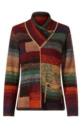 Multifarbenes Damenstrickjacke mit horizontalem Streifenmuster in Grün, Rot, Braun, Orange, Burgund und Schwarz, asymmetrischer Kragen mit Knopf, Knöpfe vorne am Oberkörper, lange Ärmel, zwei Taschen auf Vorderseite