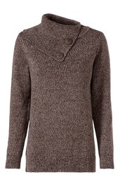 Brauner Pullover mit Strukturmuster, asymmetrischer hoher Kragen mit zwei großen Knöpfen, lange Ärmel, gerade geschnitten