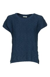 Dunkelblaues Kurzarmshirt mit feinem Streifenmuster, Rundhalsausschnitt, lockere Passform, seitliche kleine Schlitze am Saum