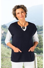 Damenpulloverweste, dunkelblau, einfarbig, V-Ausschnitt, ärmellos, aufgesetzte Taschen vorne, getragen von stehender Frau mit verschränkten Händen vor der Hüfte