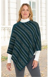 Dunkelgrüner Poncho mit diagonalem Streifenmuster in Blau, Hellgrün und Beige, Rundhalsausschnitt, lockere Form, getragen von stehender Frau mit weißem Rollkragenpullover und grauer Hose