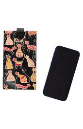 Schwarze Handytasche mit buntem Katzenmuster in Rot, Gelb und Orange, rechteckig, mit schwarzem Verschlussriegel, neben schwarzem Smartphone liegend