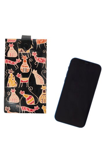 Schwarze Handytasche mit buntem Katzenmuster in Rot, Gelb und Orange, rechteckig, mit schwarzem Verschlussriegel, neben schwarzem Smartphone liegend