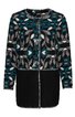 Langärmlige Strickjacke in Schwarz und Dunkelgrün mit abstraktem Muster in Grau und Weiß, Rundhalsausschnitt, Knopfleiste vorne, gerade geschnittener Saum, längeres Modell