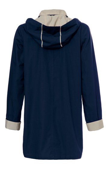 Dunkelblaue Regenjacke mit hellbeiger Kapuze und hellbeigen Ärmelsäumen, lange Ärmel, gerade geschnitten, ohne sichtbare Verschlüsse, Rückansicht