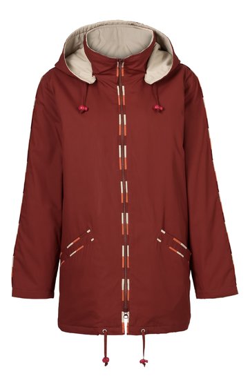 Dunkelroter Parka mit beigem Innenfutter, Kapuze mit Kordelzug, durchgehender Reißverschluss mit gestreiftem Zierband, zwei seitliche Taschen mit Ziernähten, Kordelzug am Saum
