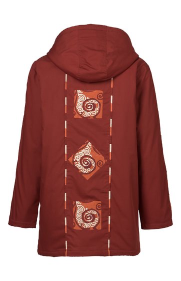 Rostbraune Jacke mit Kapuze, rechteckige und rautenförmige weiße und beige Ornamente auf der Rückenmitte, durchgehender gerader Schnitt, lange Ärmel, ohne sichtbare Verschlüsse