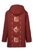 Rostbraune Jacke mit Kapuze, rechteckige und rautenförmige weiße und beige Ornamente auf der Rückenmitte, durchgehender gerader Schnitt, lange Ärmel, ohne sichtbare Verschlüsse