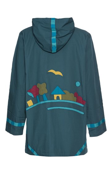 Dunkelgrüne Regenjacke mit Kapuze, blaue vertikale Streifen an Kapuze und Ärmeln, bunte Landschaftsillustration mit Haus, Bäumen, Vogel und Sonne auf Rücken, langer Schnitt
