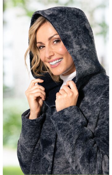 Anthrazitfarbener Kapuzenmantel mit dezenter Marmorstruktur, großer Kapuze, Knopfleiste, lange Ärmel, getragen von lächelnder Frau mit hochgezogener Kapuze, gerader Schnitt