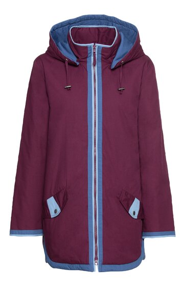 Dunkelrote Regenjacke mit hellblauen Akzenten am Reißverschluss, Taschenklappen, Saum und Ärmelsäumen, Stehkragen mit Kapuze, durchgehender Reißverschluss, zwei seitliche Taschen
