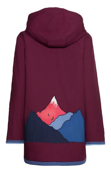 Dunkelroter Parka mit Kapuze, längere Form, Rückseite mit mehrfarbigem Bergmotiv in Rot, Blau und Dunkelblau, gerade Ärmelenden mit hellblauen Abschlüssen