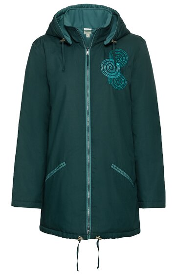 Dunkelgrüner Kapuzenmantel mit Reißverschluss, türkisfarbene Spiralmuster auf der linken Brust, zwei schräge Eingrifftaschen mit türkisfarbenen Nähten, Kapuze mit Tunnelzug und Kordeln, gerade geschnitten, Taillen- und Saumkordel