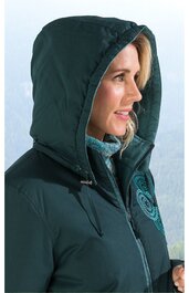 Dunkelgrüne Kapuzenjacke mit Reißverschluss, Kordelzug an der Kapuze, gesticktes rundes Emblem auf der Brust, getragen von seitlich blickender Frau