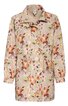 Langer, hellbeiger Mantel mit buntem Blumenmuster in Orange, Braun und Lila, Stehkragen, sichtbare Knöpfe vorne, lange Ärmel, gerade geschnitten