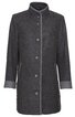 Dunkelgrauer Mantel mit Stehkragen, durchgehender Knopfleiste, langen Ärmeln mit hellgrauen Umschlägen, gerader Schnitt, seitliche Eingrifftaschen