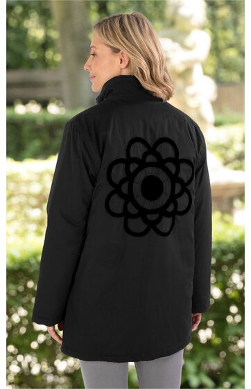 Schwarze Jacke, langärmlig, große stilisierte Blume in dunklem Schwarz auf dem Rücken, Stehkragen, gerade Form, getragen von rückwärts stehender Person, mittellanges blondes Haar