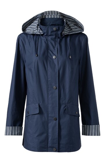 Dunkelblauer Regenmantel mit Kapuze, Kapuzeninnenfutter und Ärmelumschlägen mit blaugrau weiß gestreiftem Muster, verdeckter Knopfleiste, zwei aufgesetzte Taschen mit Klappen