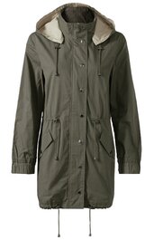 Olivgrüne Parka-Jacke mit Kapuze, durchgehender Knopfleiste, zwei aufgesetzte Taschen mit Klappen, Tunnelzug in Taille und Saum, elastische Ärmelbündchen