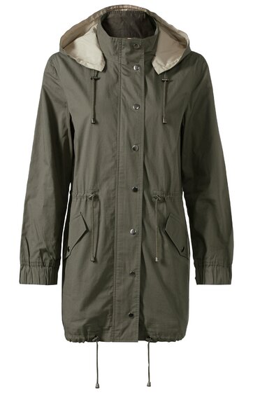 Olivgrüne Parka-Jacke mit Kapuze, durchgehender Knopfleiste, zwei aufgesetzte Taschen mit Klappen, Tunnelzug in Taille und Saum, elastische Ärmelbündchen