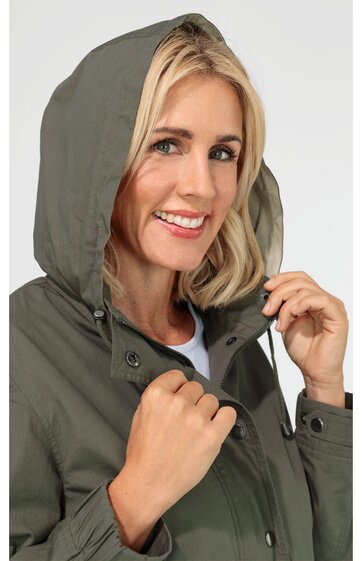 Damenjacke in olivgrün, mit Kapuze, Reißverschluss und Druckknöpfen, angeschnittene Schultern, getragen von lächelnder Frau, vorderer Bereich sichtbar, Ärmelsaum mit Knopfverschluss