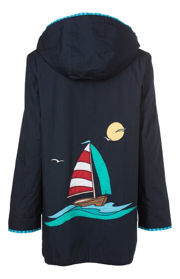 Dunkelblauer Mädchenregenmantel mit Kapuze, bunte Segelboot-Illustration auf der Rückseite mit rot-weiß gestreiftem Segel, türkisblauem Segel und braunem Boot, wellenförmiges Design in blau, gelbe Sonne, weiße Möwen, gerade geschnitten