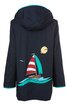 Dunkelblauer Mädchenregenmantel mit Kapuze, bunte Segelboot-Illustration auf der Rückseite mit rot-weiß gestreiftem Segel, türkisblauem Segel und braunem Boot, wellenförmiges Design in blau, gelbe Sonne, weiße Möwen, gerade geschnitten
