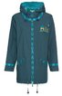 Dunkelgrüner Regenmantel mit türkisfarbenem Innenfutter und Akzenten, Kapuze mit Kordelzug, durchgehender Reißverschluss mit türkis-blauem Muster, zwei seitliche Reißverschlusstaschen, Bündchen mit türkisfarbenem Streifen, Brustaufnäher in Form eines