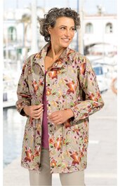 Hemdjacke beige mit buntem Blumenmuster, klassischer Hemdkragen, lange Ärmel, durchgehende Knopfleiste, gerade geschnitten, getragen von stehender Frau