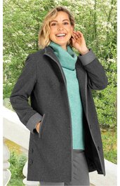 Damenmantel dunkelgrau, gerade geschnitten, langer Schnitt, Stehkragen, mit Taschen und Knöpfen an der Seite, getragen von lächelnder stehender Frau im Freien, dazu türkisfarbener Rollkragenpullover
