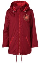 Rote Kapuzenjacke mit gesticktem Blumenmuster auf der linken Brust, Frontreißverschluss, seitliche Eingrifftaschen mit Reißverschluss, Tunnelzug am Saum