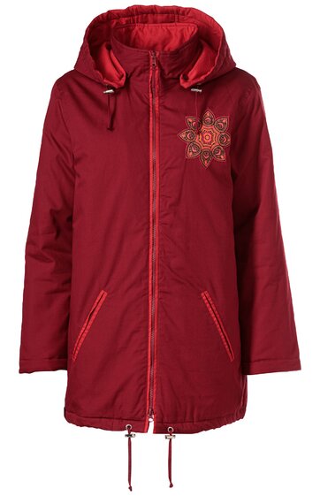 Rote Kapuzenjacke mit gesticktem Blumenmuster auf der linken Brust, Frontreißverschluss, seitliche Eingrifftaschen mit Reißverschluss, Tunnelzug am Saum