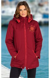 Dunkelrote Winterjacke mit Tunnelzug und Reißverschluss vorne, seitliche Taschen, Stehkragen mit Kapuze, gesticktes Blumenmotiv rechts oben, taillierte, knielange Form, getragen von stehender Person