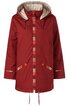 Roter Parka mit Kapuze und heller Innenverkleidung, mittellang, gerade geschnitten, vorn mit Reißverschluss, zwei schräge Taschen mit Reißverschlüssen, Bündchen mit reflektierenden Streifen