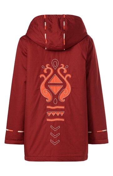 Rotes Kapuzenjacke, langärmlig, mit orangefarbenem, symmetrischem ethnischem Muster auf dem Rücken, gerader Schnitt, zwei dünne orangene Streifen an den Ärmelenden