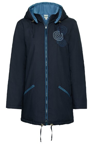 Dunkelblaue Kapuzenjacke mit hellblauem Innenfutter, Reißverschluss, aufgesetzte Taschen mit hellblauem Rand, seitliche Eingrifftaschen, dekoratives Spiralmuster auf der Brust, gerader Schnitt