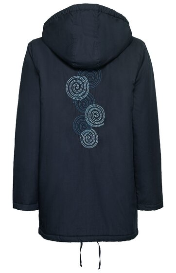 Dunkelblaue Kapuzenjacke mit langen Ärmeln, gerader Schnitt, hinten drei große hellblaue Spiralmuster, unterer Saum mit Zugband