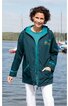 Dunkelgrüne Regenjacke mit Kapuze und Reißverschluss, türkisfarbene Ärmelbündchen und Innenseite der Kapuze, zwei Eingrifftaschen, taillierte Form, getragen von lächelnder Frau vor Wasser und Booten