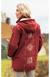 Rote Kapuzenjacke mit dreiteiligem eckigem Muster auf dem Rücken, geradem Schnitt, lange Ärmel, weiße Innenseite der Kapuze, getragen von stehendem, seitlich gewandtem Modell