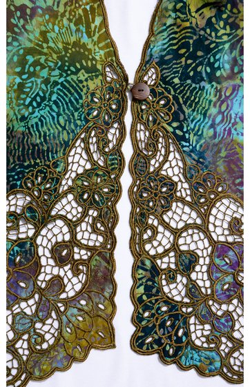Schmuckstück aus schillernden grünen, blauen und goldfarbenen Elementen, florale und filigrane goldene Spitzenverzierung, zwei symmetrische Hälften mit elastischen Enden, dekorativer Verschluss in der Mitte