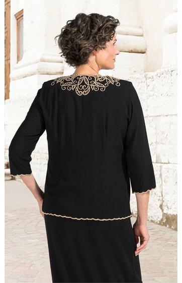Schwarzes Damenoberteil mit 3/4-Ärmeln, goldfarbene Stickerei am Kragen und am unteren Saum, gerade geschnitten, Rückenansicht eines stehenden Modells