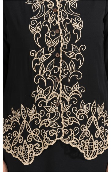 Schwarze Bluse mit cremefarbenem Blumenmuster, langärmlig, durchgehende Knopfleiste vorne, gewellter, spitz zulaufender Saum, enganliegend, ohne Kragen