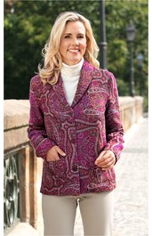 Jacke für Damen in beere mit Paisleymuster, langer Schnitt, Reverskragen, zwei aufgesetzte Taschen, durchgehend geknöpft, getragen von stehender Frau vor Außenkulisse