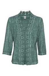 Grüne Bluse mit feinem Streifenmuster, Spitzenbesatz am Stehkragen und entlang der vorderen Öffnung, halblange Ärmel, gerade geschnitten