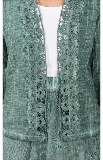 Olivgrüner Damenblazer mit floralem Spitzenmuster entlang der Vorderseite, dreiviertellange Ärmel, leicht strukturierter Stoff, offen getragen über weißem Oberteil