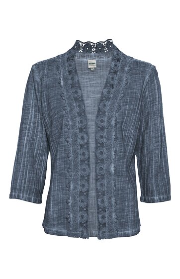 Blaues Damenstrickjäckchen mit feinem Rippmuster und floralem Spitzenbesatz am Stehkragen, V-Ausschnitt, 3/4-Ärmel, offene Vorderseite, leicht taillierte Form