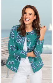 Leichte Jacke für Damen in grün mit dunklem floralen Muster, Rundhalsausschnitt, lange Ärmel, Knopfleiste mit silbernen Knöpfen, gerade geschnitten, getragen von lächelnder Frau mit schlanken Haaren, Pose mit verschränkten Armen