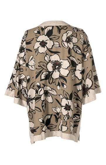 Beiges, locker geschnittenes Damenoberteil mit großen weißen und schwarzen Blumen, Rundhalsausschnitt, weite dreiviertellange Ärmel, kontrastfarbene Bündchen an Ärmeln und Saum