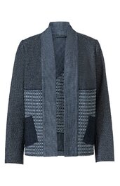 Dunkelblaue Strickjacke mit offenem Kragen, gemustert mit hellblauen und dunkelblauen horizontalen Streifen, lange Ärmel, zwei seitliche Taschen, gerade geschnitten