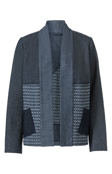 Dunkelblaue Strickjacke mit offenem Kragen, gemustert mit hellblauen und dunkelblauen horizontalen Streifen, lange Ärmel, zwei seitliche Taschen, gerade geschnitten